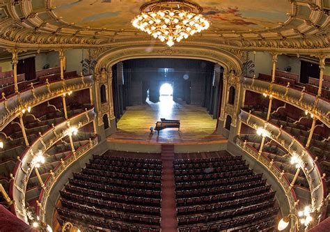 ¿Para qué fantasma sin Teatro? - Delfino.cr