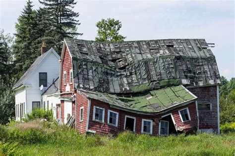 5 Warning Signs of a Potential Roof Collapse - Alternative Mindset