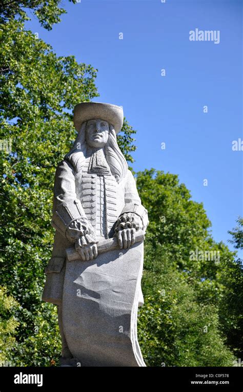 Statue of William Penn in Penn Treaty Park, Philadelphia, Pennsylvania, USA Stock Photo - Alamy