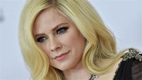 Avril Lavigne says she 'accepted death' before new song - BBC News