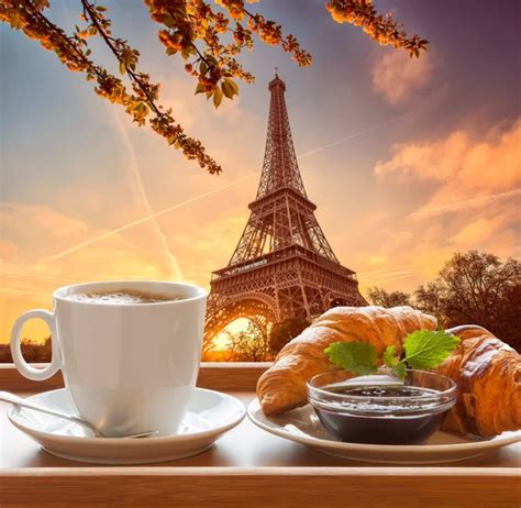 Café con croissants contra la torre eiffel en París, Francia — Foto de ...