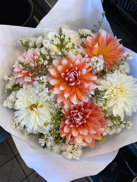 pike place market flowers | Pike place market flowers, Table ...