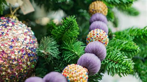 12 Awesome Christmas Tree Garland Ideas for 2020