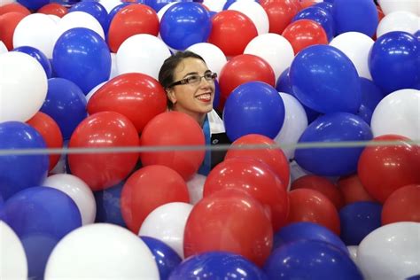 Hillary Clinton, Democrats react to balloons at DNC like seeing snow ...