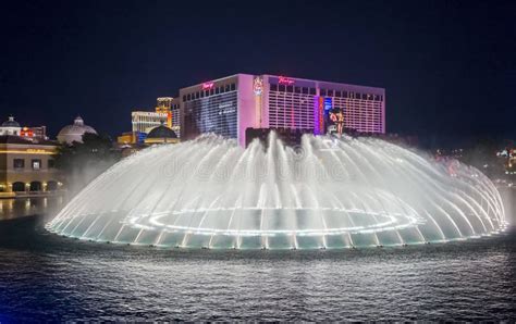 Las Vegas editorial photo. Image of cards, fountains - 32243121