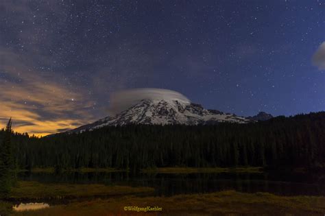 Mount Rainier and stars at night in Mt. Rainier National Park — Photo Tours