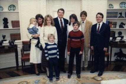 File:Mike DeWine and family pose with Ronald Reagan.jpg - Wikimedia Commons