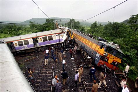 Mumbai Local Train Accident: पटरी से उतरे ट्रेन के डिब्बे