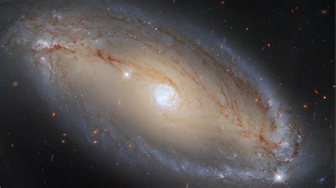 Hubble telescope spots celestial 'eye,' a galaxy with an incredibly ...