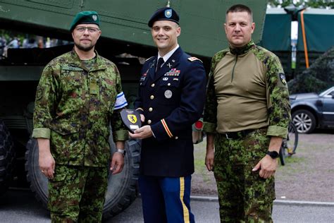 Descubre los UNIFORMES MILITARES ÚNICOS de Estonia