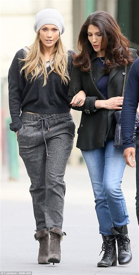 Sisters Jennifer and Lynda Lopez take stroll in Big Apple - WSTale.com