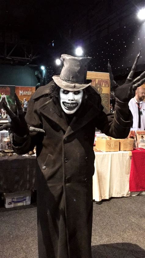 Awesome Babadook cosplay 👌🏻 | Horror movie costumes, Halloween diy outfit, Movie character costumes