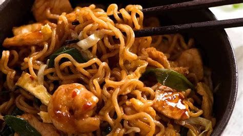 Mie Goreng (Mee Goreng) - Indonesian noodles - YouTube