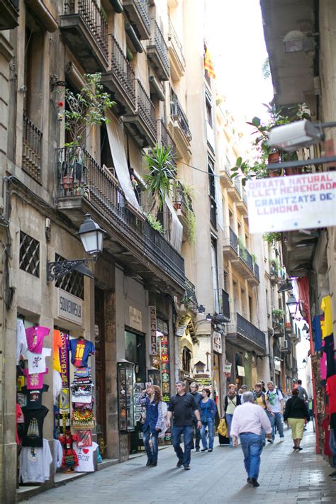 Street Shopping in Barcelona Spain - Entouriste