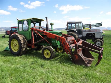 John Deere 4010 tractor w/DuAl 320 loader