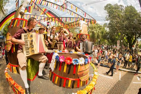 Desfile Temático da 35ª Oktoberfest leva 40 mil pessoas para o centro ...