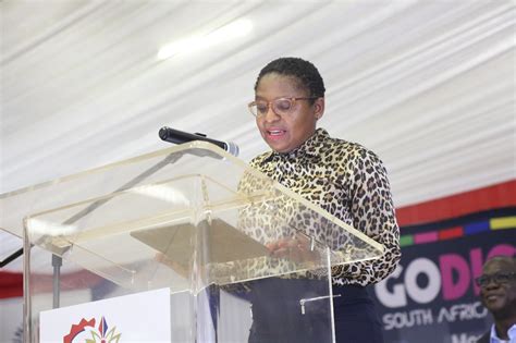 Minister Khumbudzo Ntshavheni educates the University community on ...