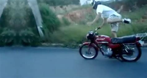 Motorcycle Wheelie Showoff Fail - Video | eBaum's World