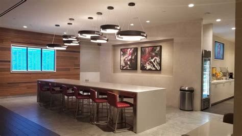 15 Best Airport Lounges in the US [Update 2024]