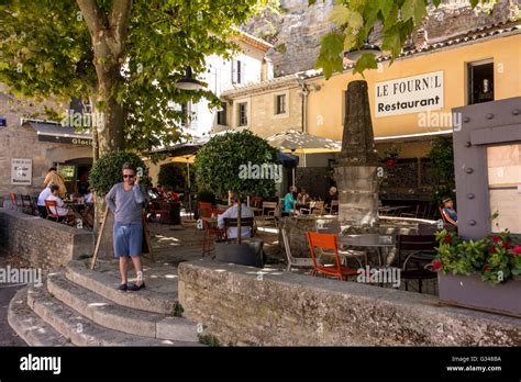 Le Fournil Restaurant, Bonnieux, Luberon, Vaucluse, Provence-Alpes-Côte d'Azur, France Stock ...