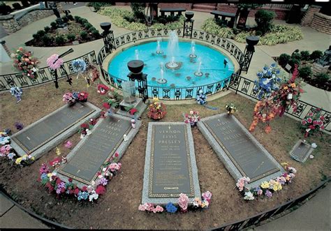 Elvis fans trek to Graceland for vigil on 34th anniversary of death - Toledo Blade