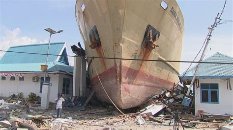 Indonesia tsunami: Glimmers of hope under the rubble – Channel 4 News