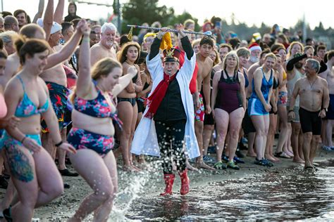 In Edmonds, hundreds take polar plunge into the new year | HeraldNet.com