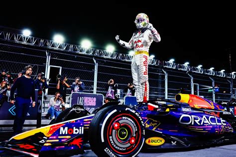 Versus / Max Verstappen triunfa en Las Vegas y Sergio Pérez asegura el subcampeonato mundial