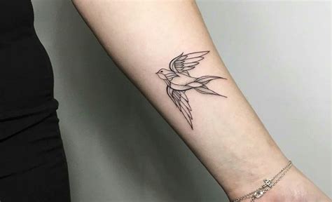 Tatuajes de golondrinas en el antebrazo | Tatuajes, Diseño de tatuaje de golondrina, Tatuajes ...