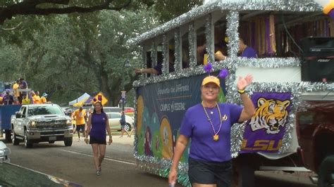 LSU homecoming parade floats through campus