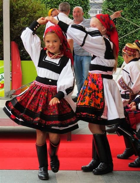 Romanian Traditional Costumes: A Look at the Port National