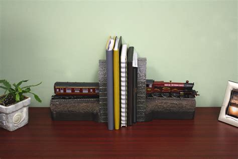 Harry Potter – Bookends – Hogwarts Express **DISCONTINUED** – NECAOnline.com