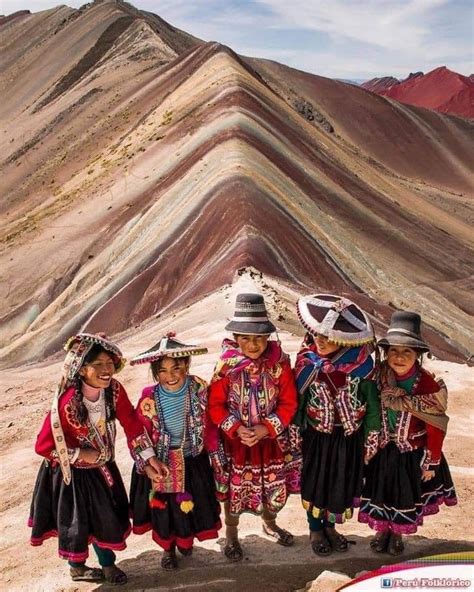 Hermosas niñas peruanas luciendo su vestimenta tradicional , pertenecientes al distrito de ...