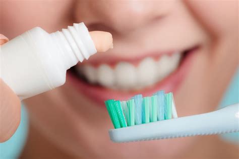 8 Best Natural & Organic Toothpastes (& Why Most Are Dangerous)