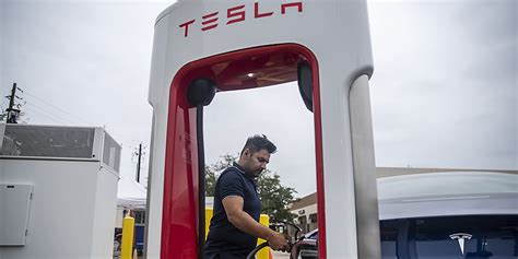 Tesla Stock Falls, Snaps Eight-Session Winning Streak