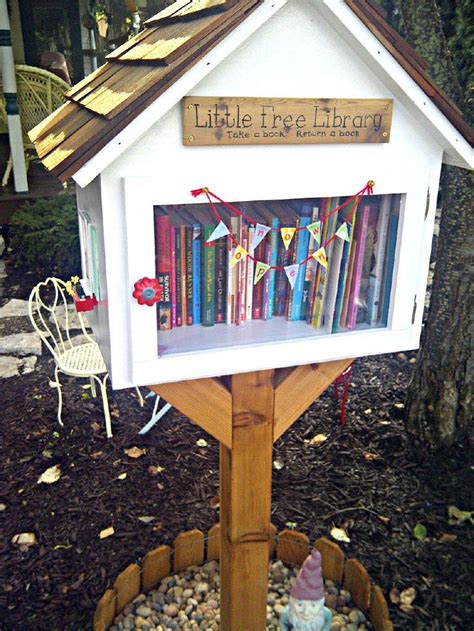 Hi Mamma Designs: The Littlest Outdoor Library - In the library with recommended reads inside? I ...