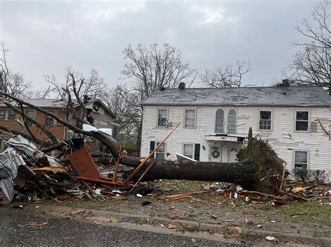 A tornado in Arkansas caused damage and left at least 21 injured - El ...