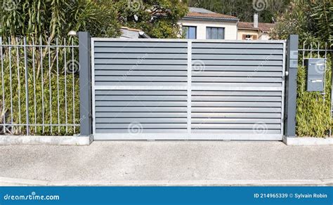 Aluminium Sliding Modern Home Gray Steel Gate Portal of Suburb House ...