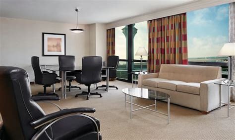 Rooms and Suites at the Hilton Chicago O'Hare Airport Hotel