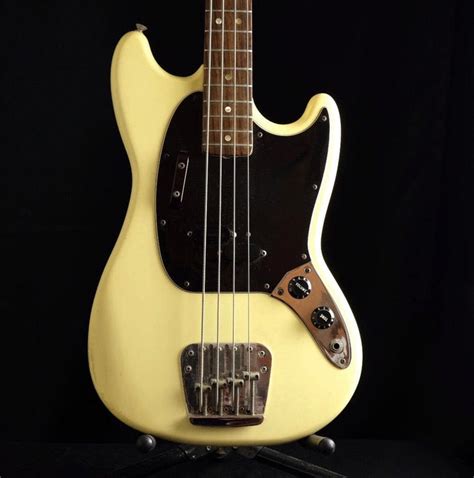 Vintage 1977 Fender Mustang Short Scale Bass White w/ OHSC — Truetone Music