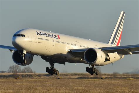 File:Boeing 777-300ER Air France (AFR) F-GZNH - MSN 35544 905 (9230319513).jpg - Wikimedia Commons