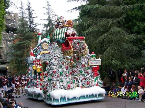 the float is decorated with christmas decorations