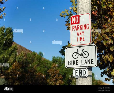 No parking and bike lane road sign Stock Photo - Alamy