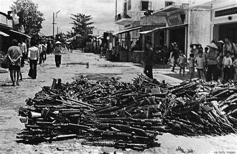 8 Historic Photos That Capture The Chaotic U.S. Withdrawal From Saigon | HuffPost