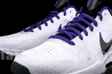 Zoom Kobe V in White/Black/Purple | Complex