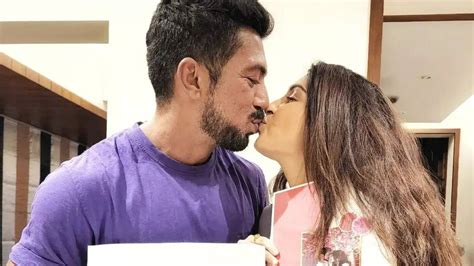 Pandya Store's Shiny Doshi shares passionate kiss with hubby as she ...