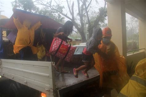 Thousands flee as yet another typhoon menaces Philippines