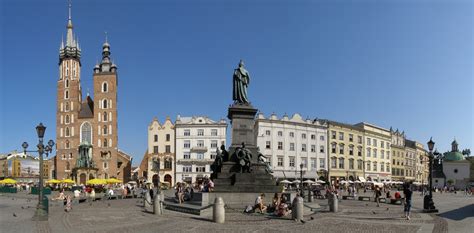 File:Krakow Rynek Glowny panorama 2.jpg - Wikimedia Commons