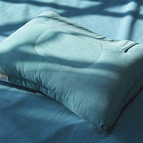 This Cooling Pillow Stays at a Low Temperature for 8 Hours