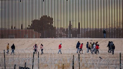 Illegal immigrants hurt trying to scale California border wall | Fox News